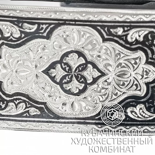 Ремень с серебряной пряжкой