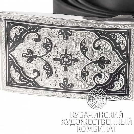 Ремень с серебряной пряжкой