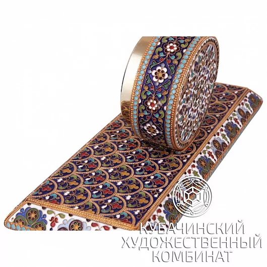 Часы на подставке с эмалью