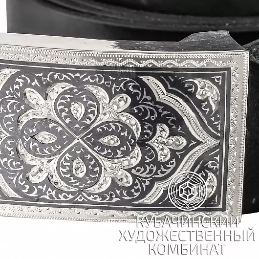Ремень с серебряной пряжкой