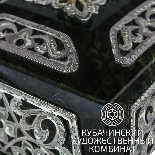 Шкатулка из оникса с инкрустацией серебра